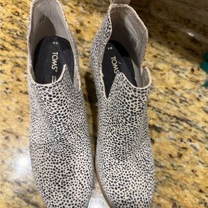 TOMS Women’s Cream and Black Printed Booties size 8 NEW